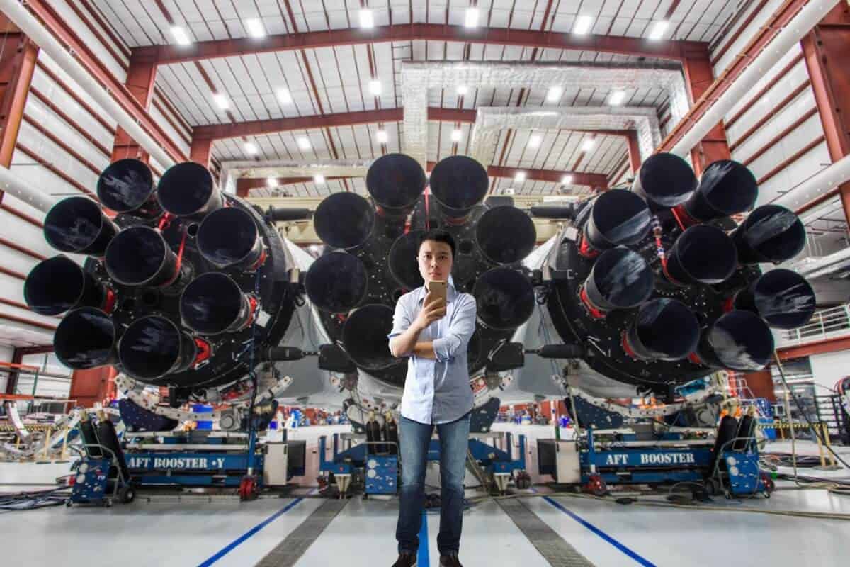 恭喜吴川斌的博客粉丝突破一百万 通过自己的努力全款订购了枚SpaceX 重型猎鹰 为了证明做电子比微商强 就是正面刚